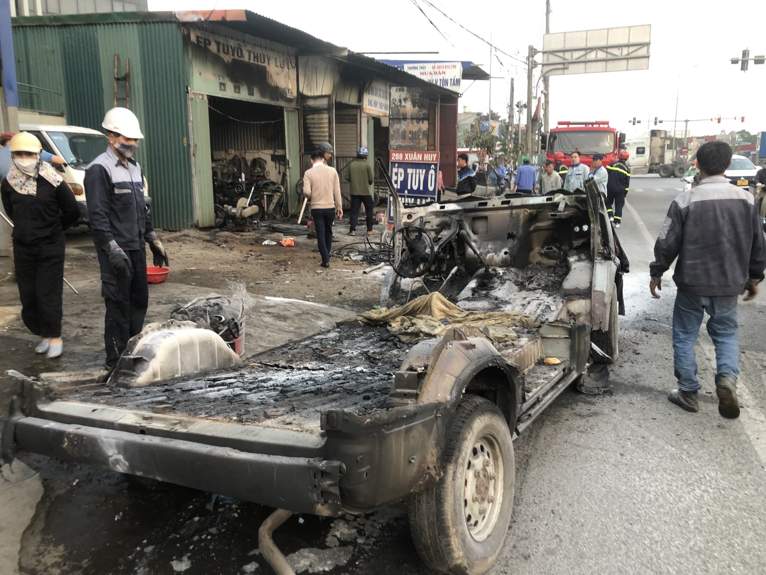 Thông tin về vụ cháy xe ô tô phế liệu trước cửa nhà số 299 đường Đình Vũ, Hải An